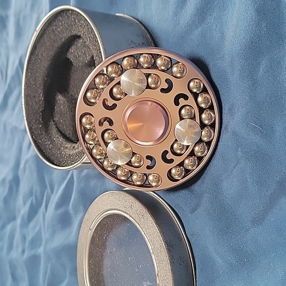 Fidget spinner pink makes noise while spinning - Picture 3 of 4